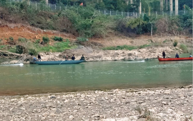 Tìm kiếm 2 nạn nhân bị mất tích trên thượng nguồn sông Hồng