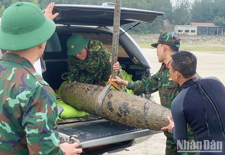 Quảng Bình di dời thành công quả bom trên vùng biển Hòn La - Ảnh 2.