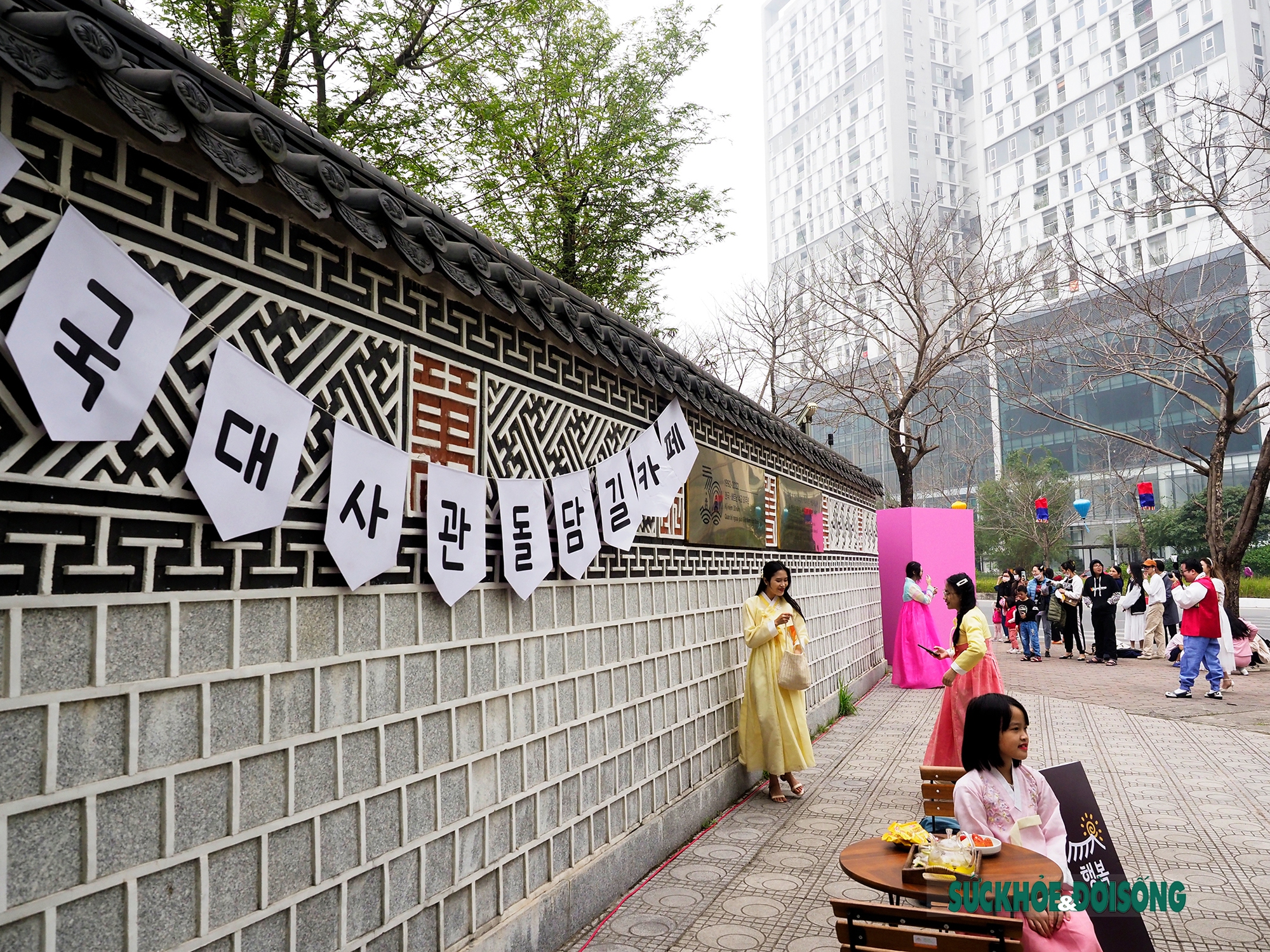 Giới trẻ Hà Nội mặc hanbok, check-in Hàn Quốc thu nhỏ giữa lòng Thủ đô - Ảnh 1.