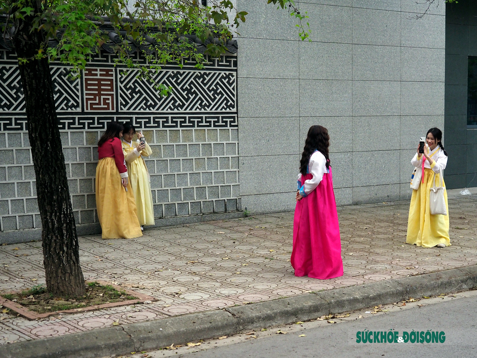 Giới trẻ Hà Nội mặc hanbok, check-in Hàn Quốc thu nhỏ giữa lòng Thủ đô - Ảnh 9.