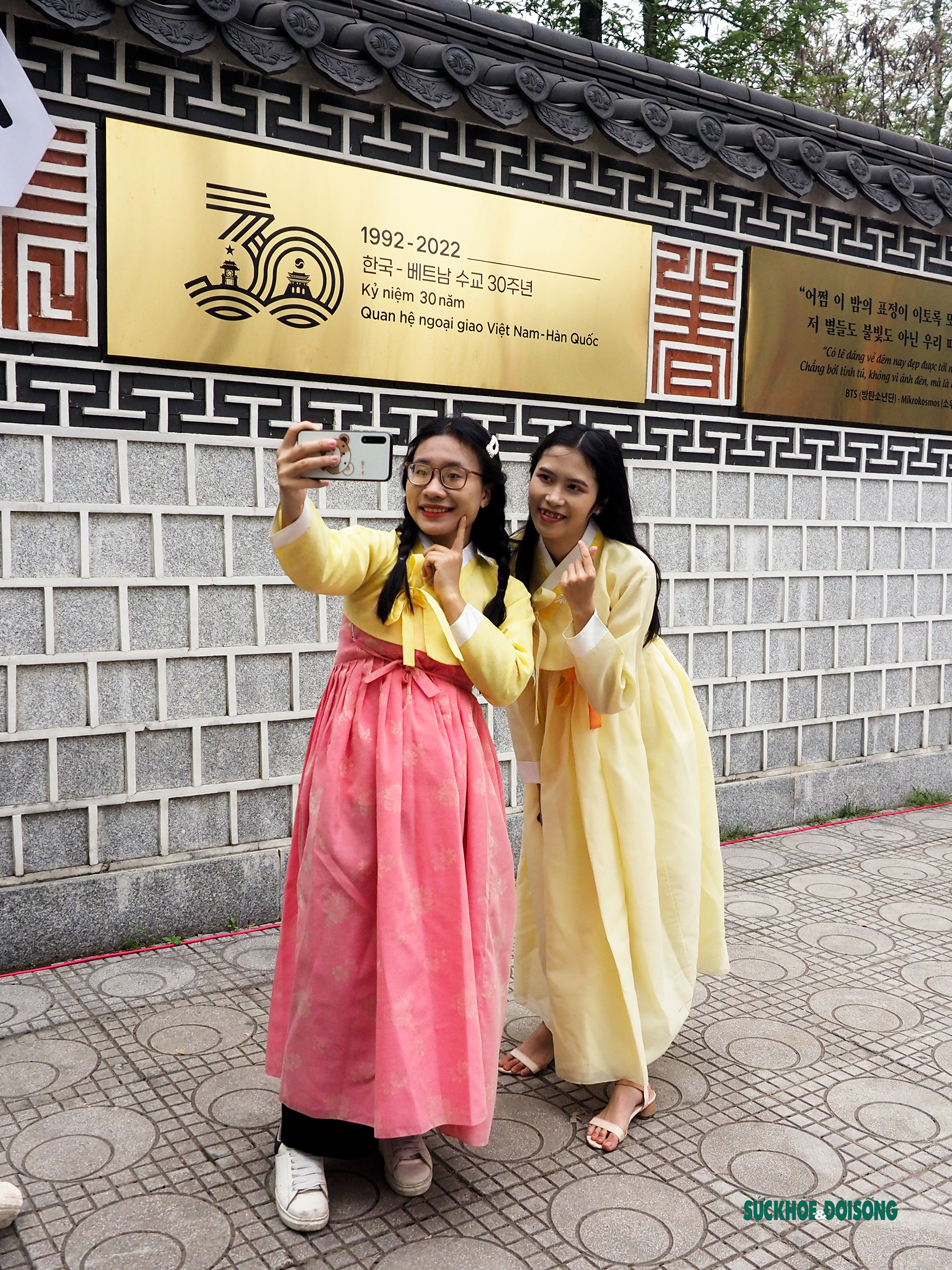 Giới trẻ Hà Nội mặc hanbok, check-in Hàn Quốc thu nhỏ giữa lòng Thủ đô - Ảnh 3.