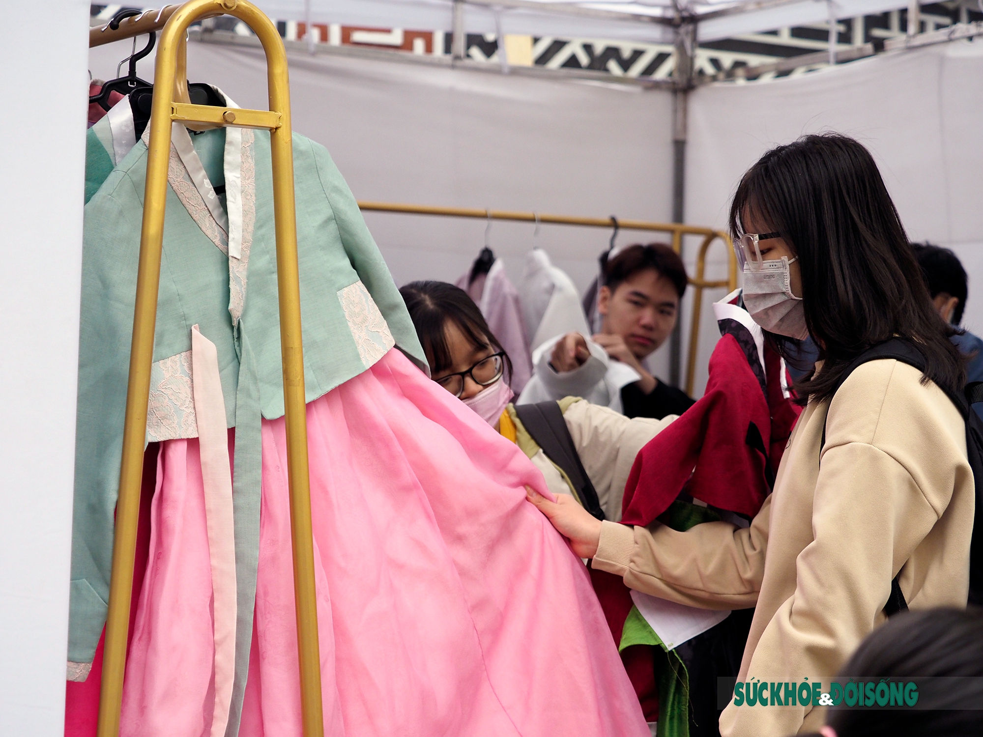 Giới trẻ Hà Nội mặc hanbok, check-in Hàn Quốc thu nhỏ giữa lòng Thủ đô - Ảnh 2.