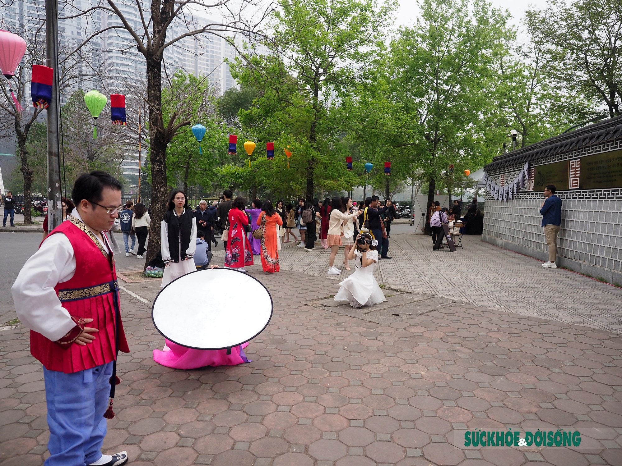 Giới trẻ Hà Nội mặc hanbok, check-in Hàn Quốc thu nhỏ giữa lòng Thủ đô - Ảnh 10.