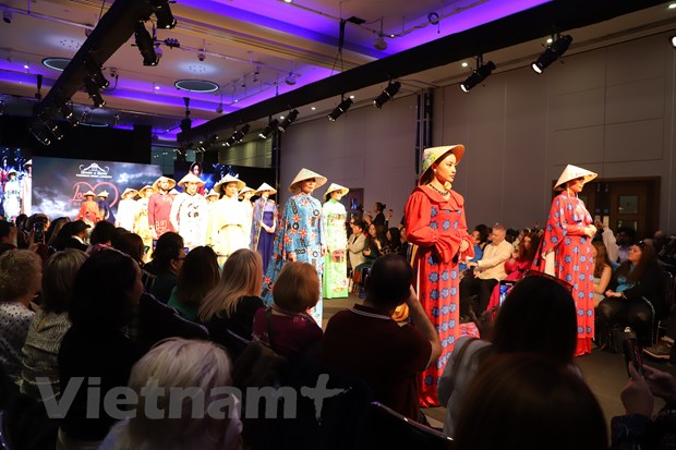 Áo dài Việt Nam mở màn ấn tượng tại sự kiện thời trang tại London - Ảnh 1.