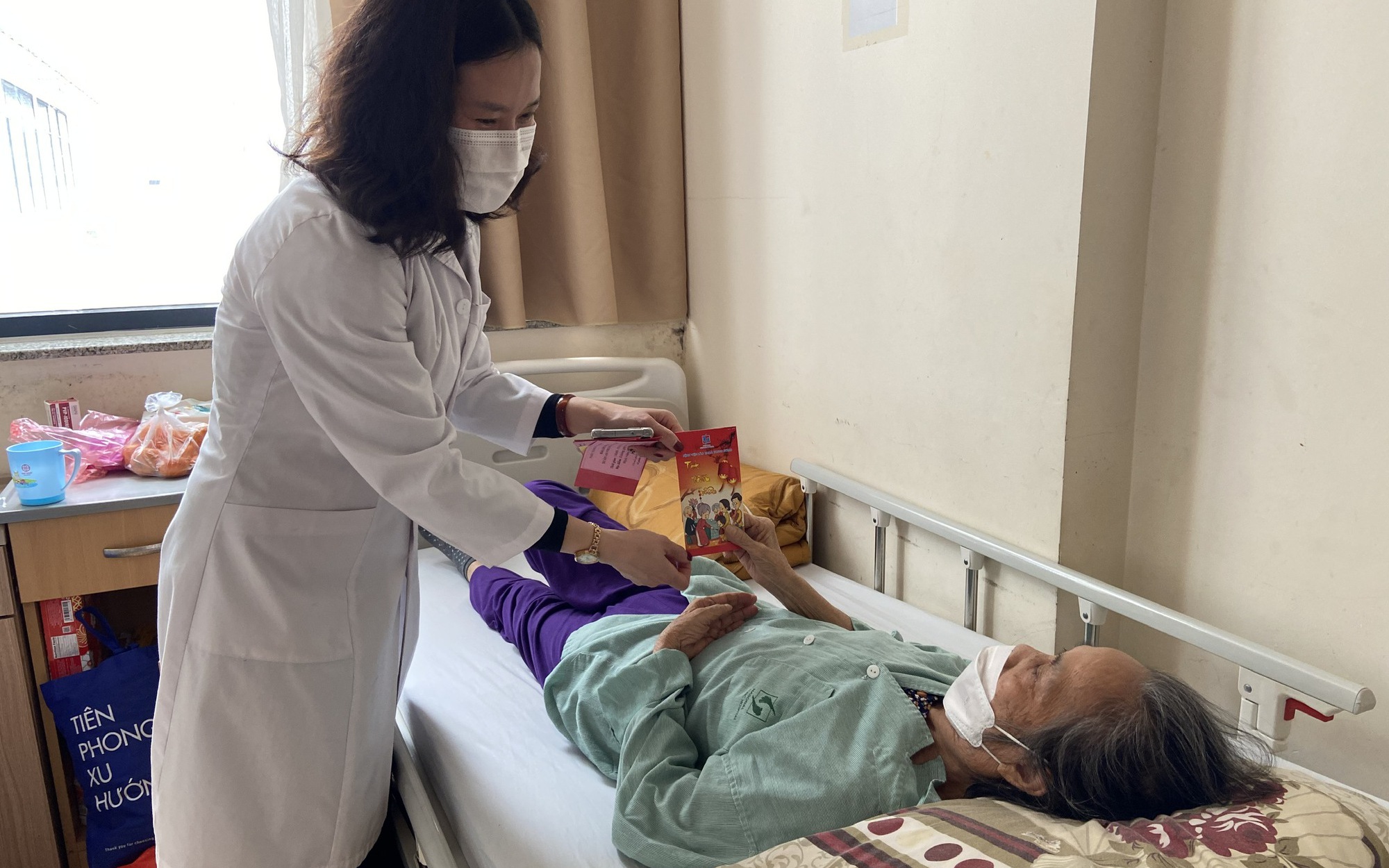 Người già nhập viện sau Tết tăng 30%, nhiều cụ đột quỵ, viêm phổi