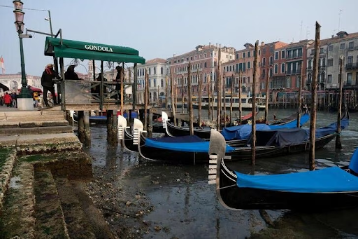 Các kênh đào ở Venice đang khô cạn, báo hiệu một đợt hạn hán mới cho nước Ý - Ảnh 1.