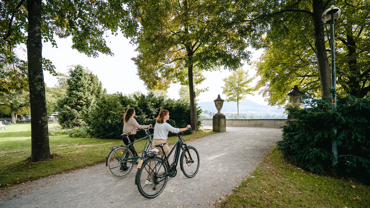 Thành phố thân thiện với xe đạp: Bạn là một người yêu xe đạp và muốn tìm một nơi để khám phá? Những bức ảnh về các thành phố thân thiện với xe đạp sẽ giúp bạn có thêm ý tưởng cho chuyến đi của mình. Bạn sẽ cảm thấy thoải mái và thư giãn khi trải nghiệm các con đường xanh tươi và không khí trong lành của các thành phố này.