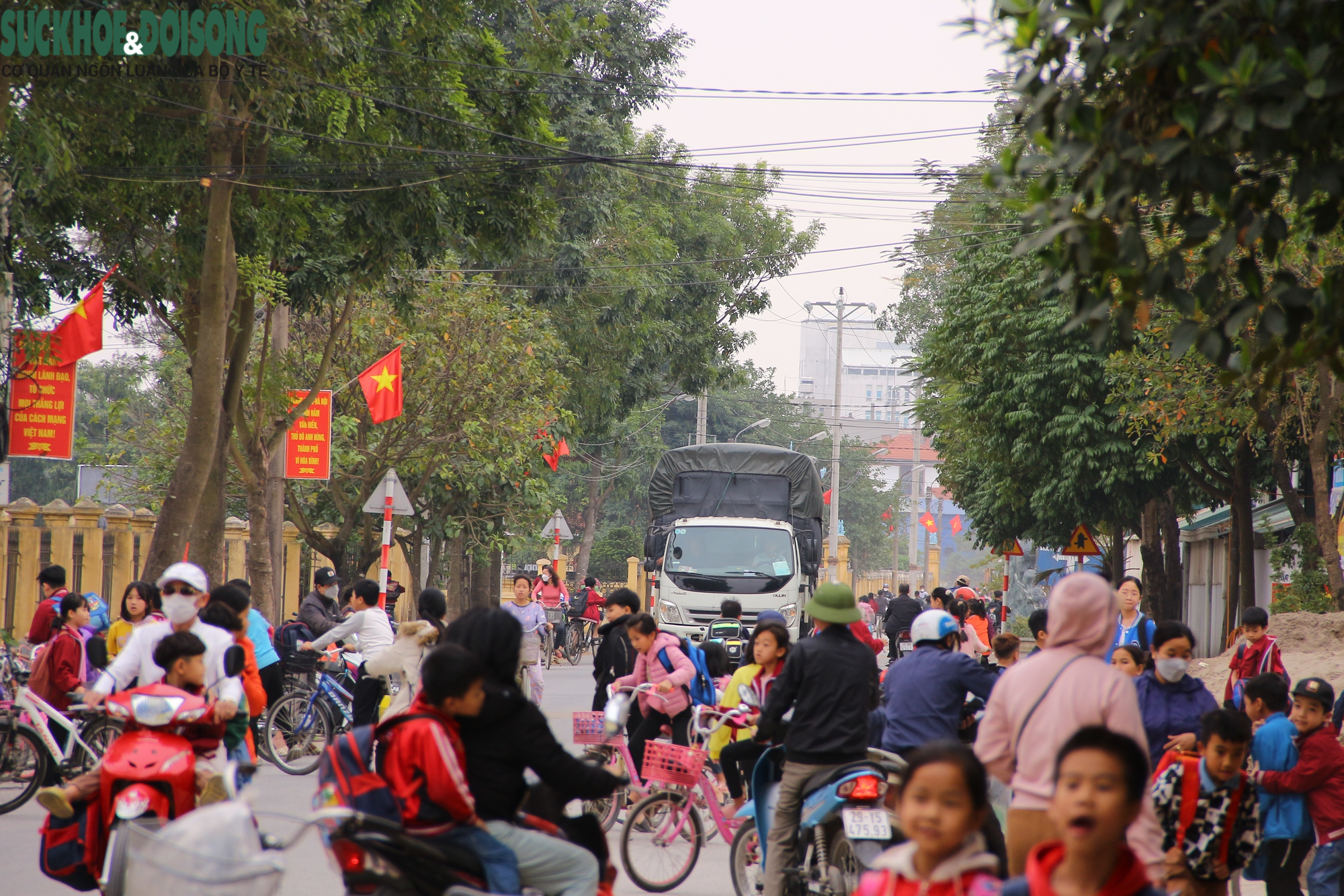 Nhiều ô tô bất chấp biển cấm, đe dọa sự an toàn của học sinh - Ảnh 2.