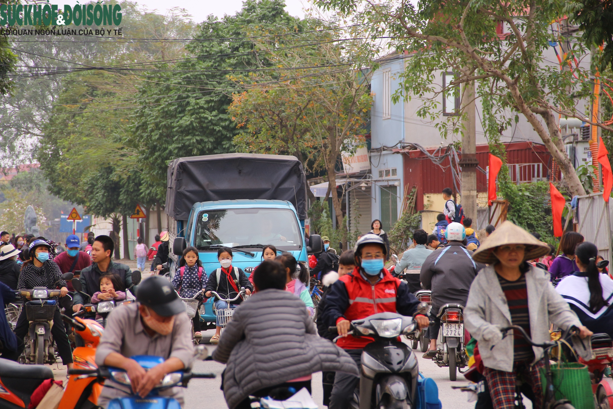 Nhiều ô tô bất chấp biển cấm, đe dọa sự an toàn của học sinh - Ảnh 5.