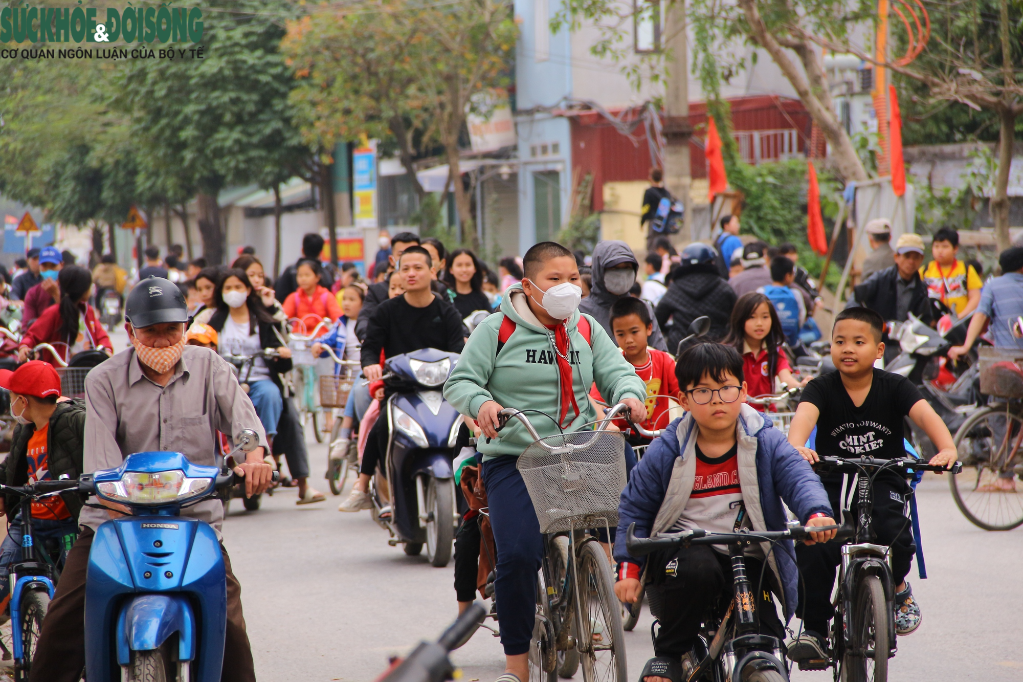 Nhiều ô tô bất chấp biển cấm, đe dọa sự an toàn của học sinh - Ảnh 8.