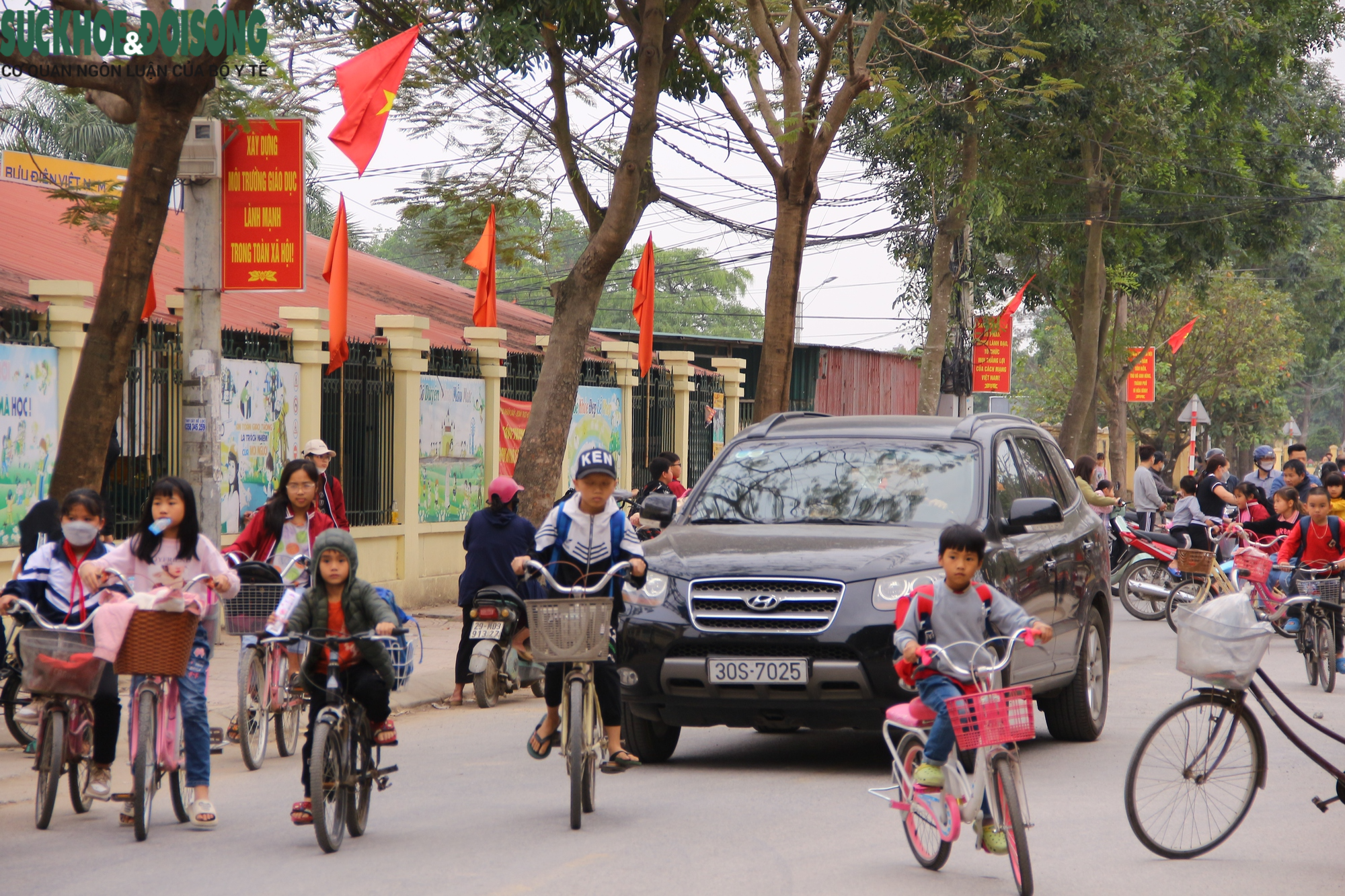 Nhiều ô tô bất chấp biển cấm, đe dọa sự an toàn của học sinh - Ảnh 9.