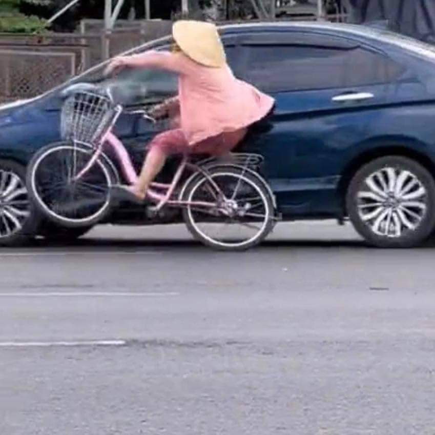 Đã xác minh được thông tin người phụ nữ chạy xe đạp hồng đi ngược chiều, va chạm với ô tô - Ảnh 1.