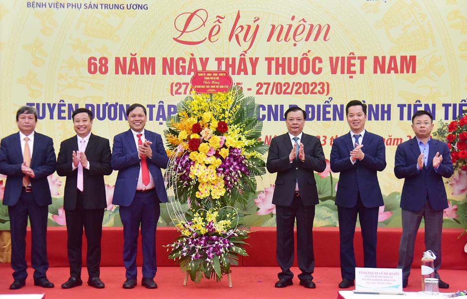 Bệnh viện mang đến hạnh phúc làm cha mẹ trọn vẹn cho nhiều gia đình nhận Cờ thi đua của Chính phủ - Ảnh 1.