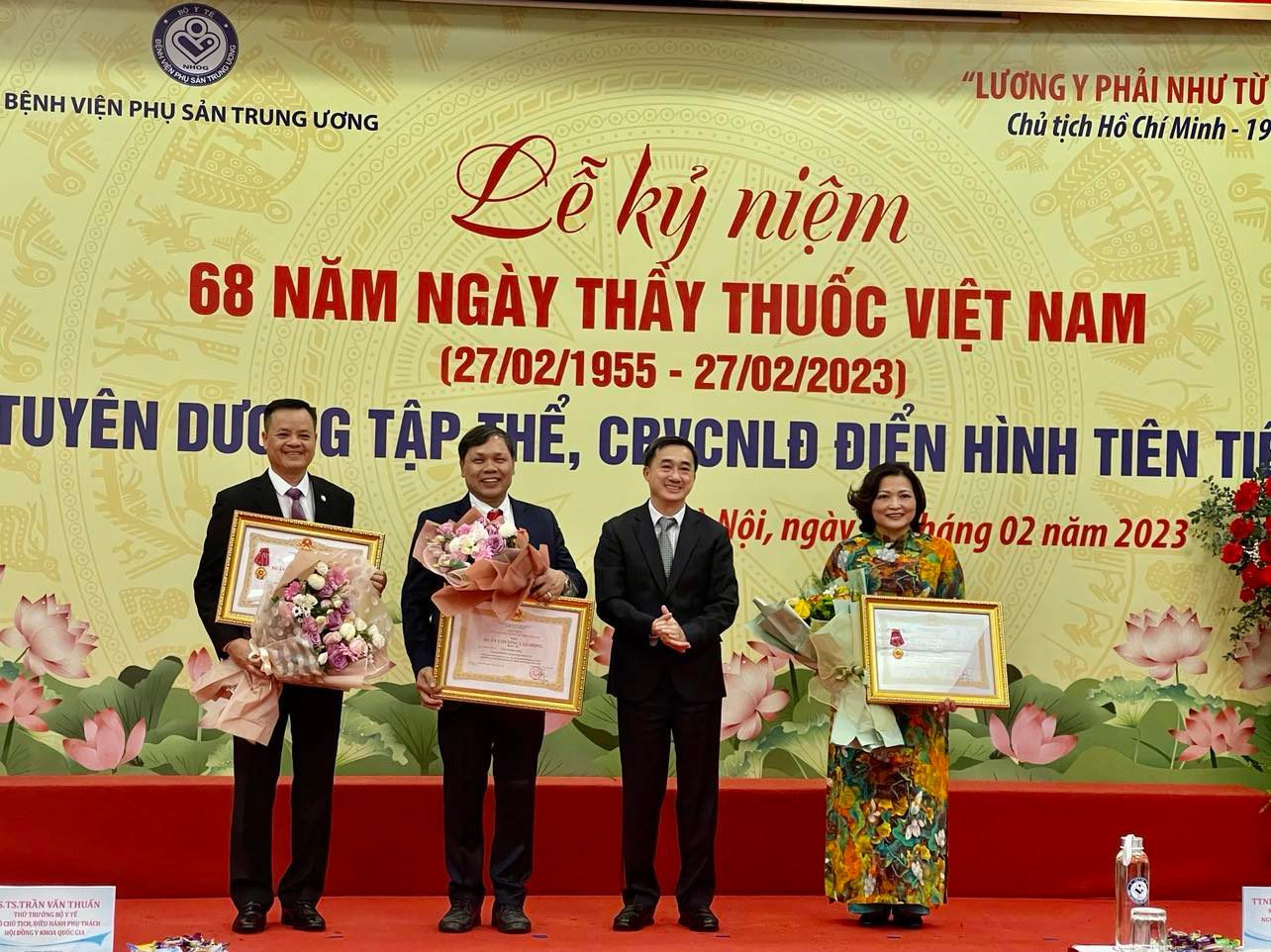 Bệnh viện mang đến hạnh phúc làm cha mẹ trọn vẹn cho nhiều gia đình nhận Cờ thi đua của Chính phủ - Ảnh 3.