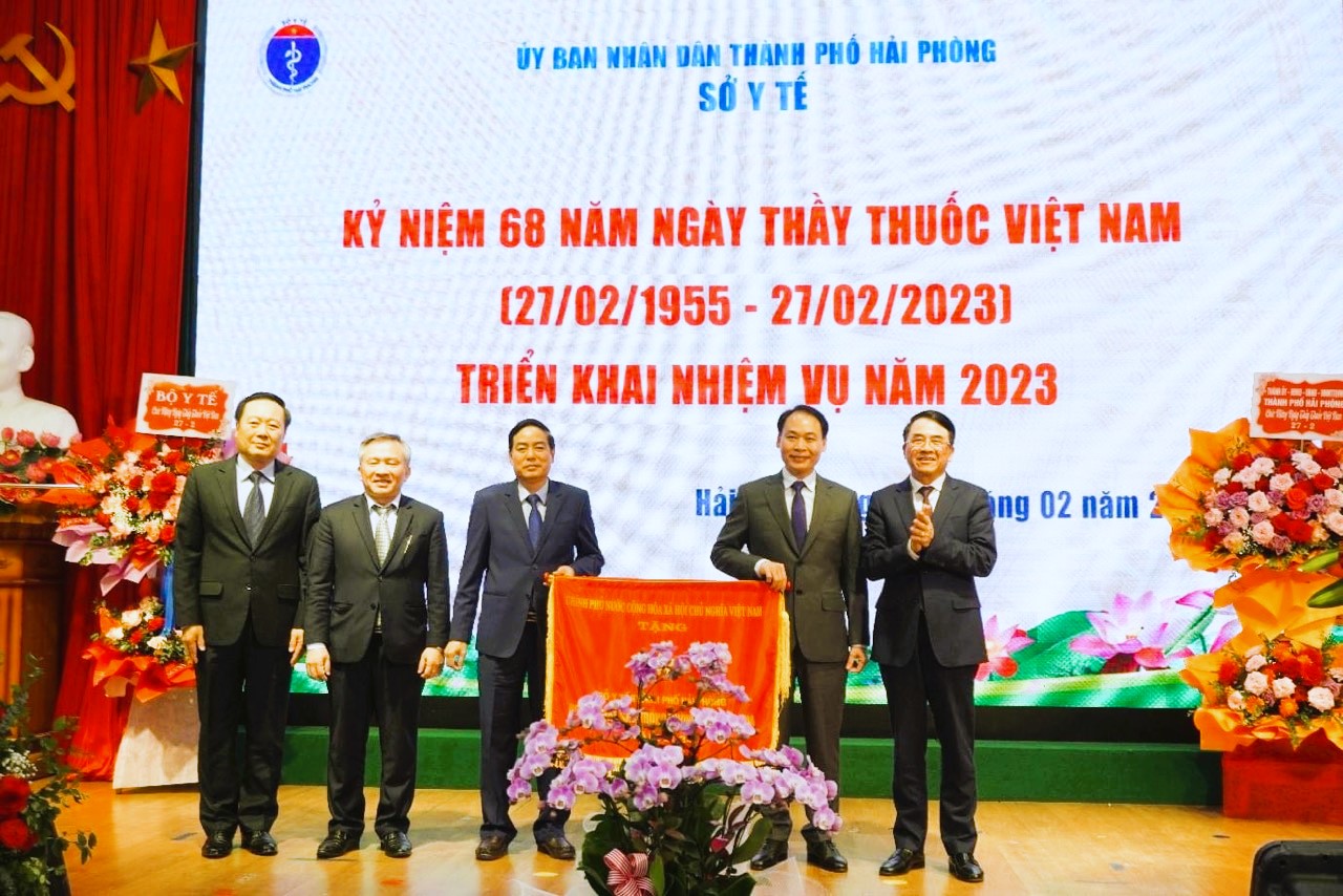 Sở Y tế Hải Phòng nhận Cờ dẫn đầu phong trào thi đua yêu nước