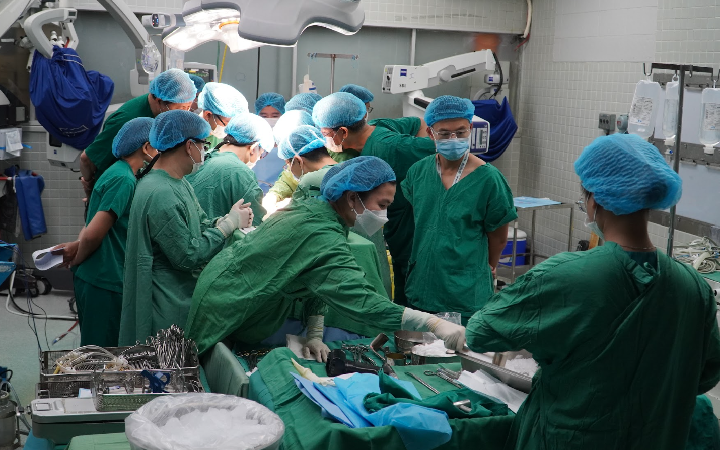 Trước ngày kỷ niệm nghề, y bác sĩ 2 bệnh viện trắng đêm chạy đua ghép tạng xuyên Việt