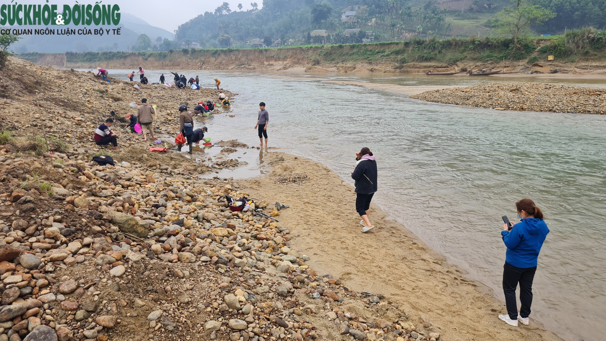 Hàng trăm người dân đổ xô đi đào đá quý rồi ‘vỡ mộng’ khi biết sự thật - Ảnh 1.