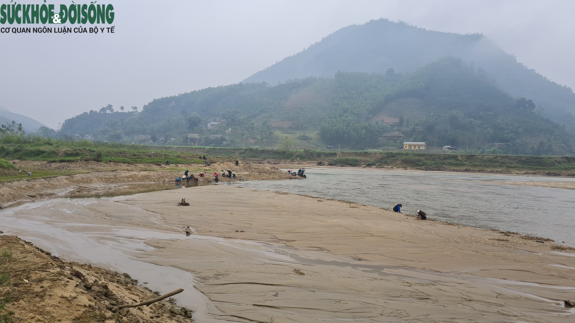 Hàng trăm người dân đổ xô đi đào đá quý rồi ‘vỡ mộng’ khi biết sự thật - Ảnh 2.