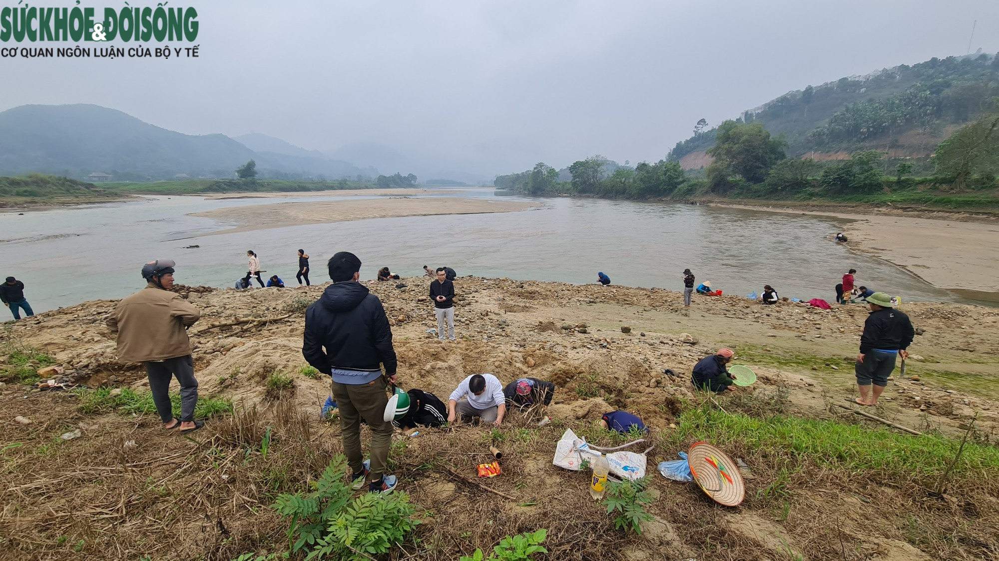 Hàng trăm người dân đổ xô đi đào đá quý rồi ‘vỡ mộng’ khi biết sự thật - Ảnh 9.