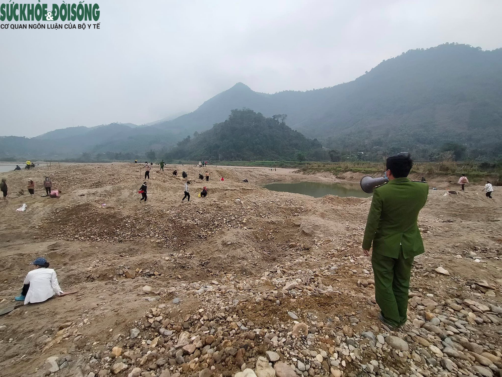 Hàng trăm người dân đổ xô đi đào đá quý rồi ‘vỡ mộng’ khi biết sự thật - Ảnh 14.