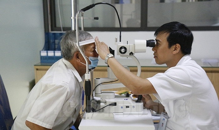 Mắt mờ ở người cao tuổi: Không nên chủ quan- Ảnh 2.