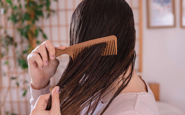 Những sai lầm thường gặp trong chăm sóc khiến tóc rụng, nhanh bết
