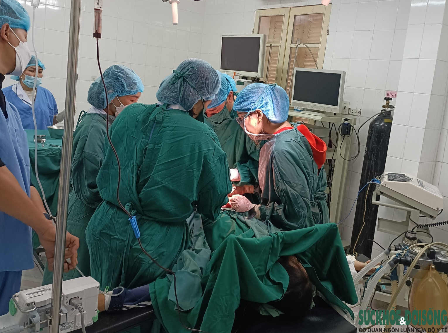 Nghệ An: Bệnh viện tuyến trên chi viện cứu sống sản phụ vỡ tử cung - Ảnh 1.