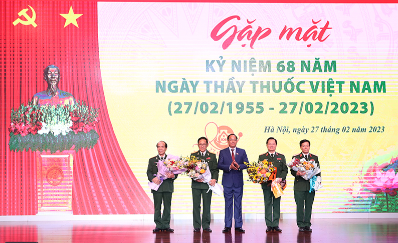 Chủ tịch Quốc hội Vương Đình Huệ thăm và chúc mừng Bệnh viện TWQĐ 108 nhân dịp kỷ niệm 68 năm Ngày thầy thuốc Việt Nam - Ảnh 4.