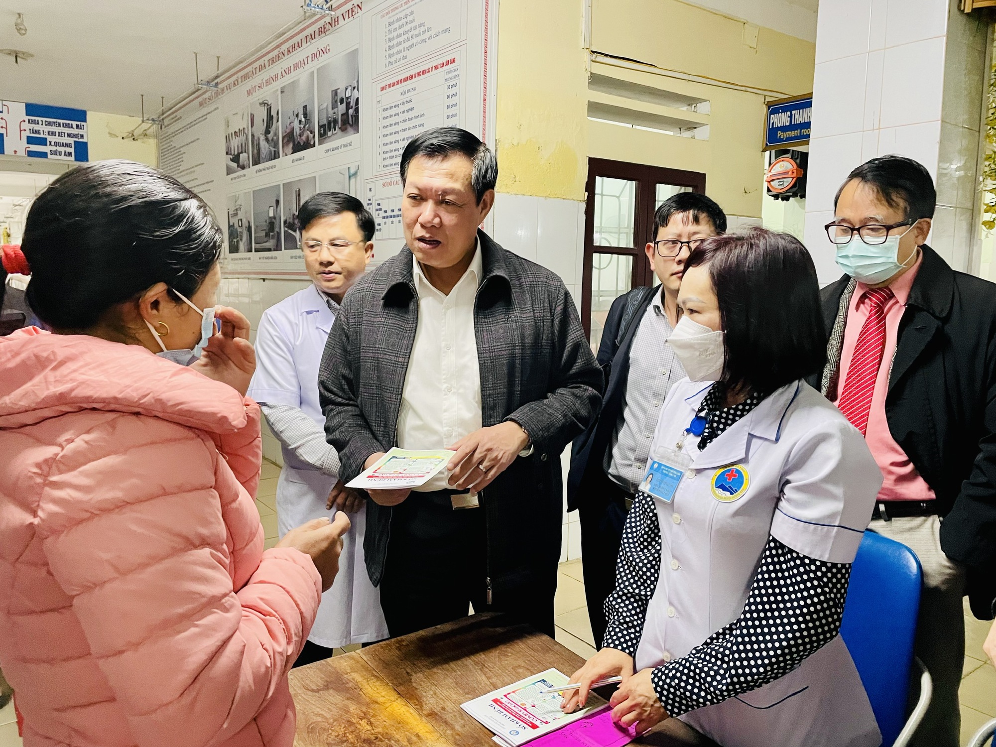 Thứ trưởng Bộ Y tế làm việc về y tế cơ sở tại Hương Sơn, Hà Tĩnh - Ảnh 1.