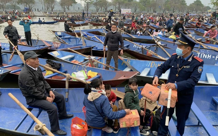 Đò chở khách không mặc áo phao sẽ không được xuất bến ở Chùa Hương- Ảnh 4. Hà Nội xử phạt 30 chủ thuyền, đò trên suối Yến (Chùa Hương) không trang bị áo phao cho du khách