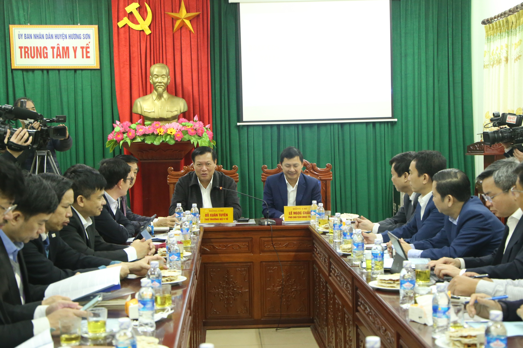 Thứ trưởng Bộ Y tế làm việc về y tế cơ sở tại Hương Sơn, Hà Tĩnh - Ảnh 3.