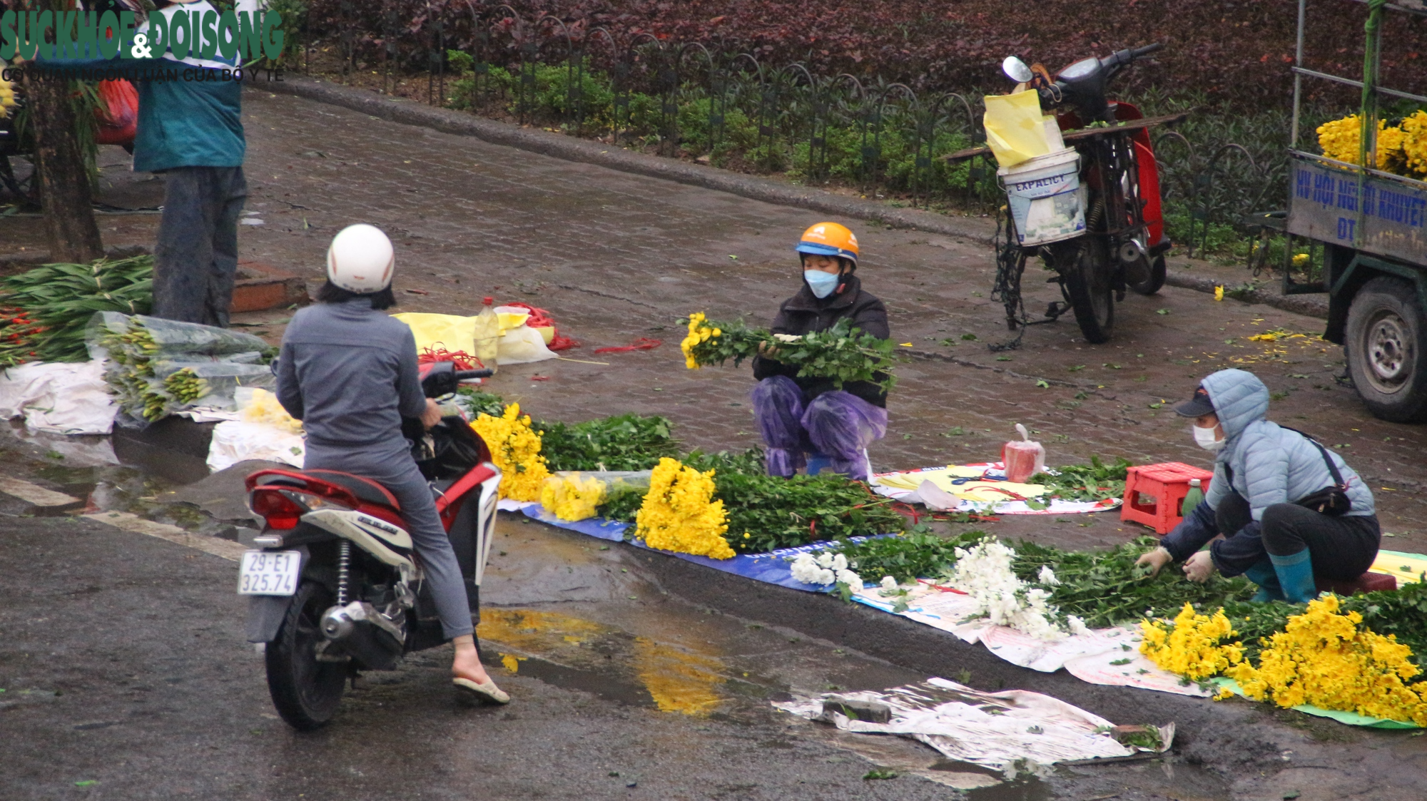 Người Hà Nội dậy sớm, "đội mưa" đi chợ mua đồ cúng Rằm tháng Giêng - Ảnh 4.