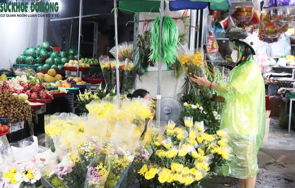 Người Hà Nội dậy sớm, "đội mưa" đi chợ mua đồ cúng Rằm tháng Giêng - Ảnh 8.