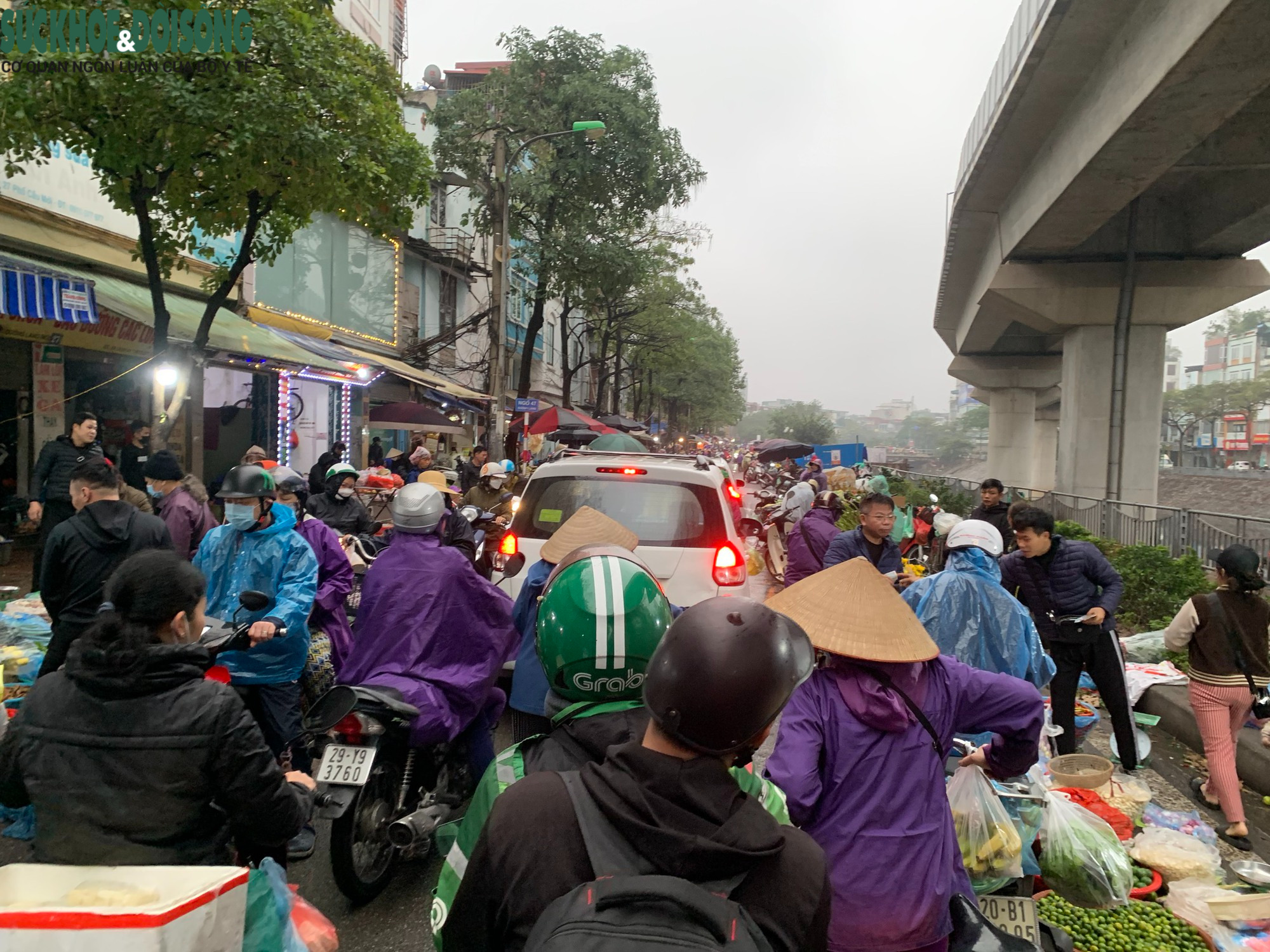 Người Hà Nội dậy sớm, "đội mưa" đi chợ mua đồ cúng Rằm tháng Giêng - Ảnh 9.