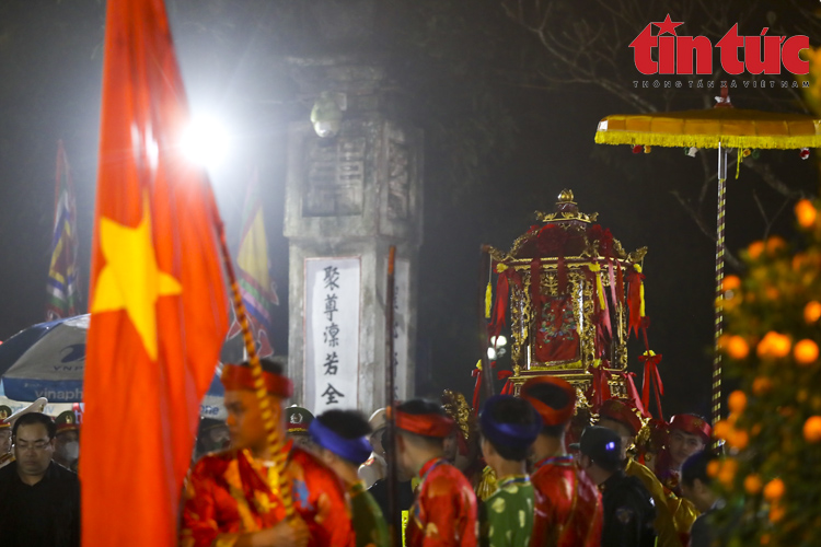 Sau nghi lễ khai ấn, người dân ùa vào đền Trần dâng hương lúc nửa đêm - Ảnh 2.