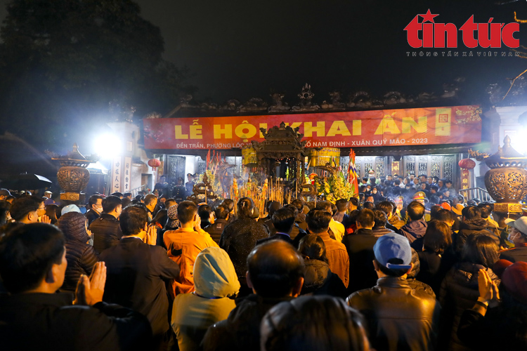 Sau nghi lễ khai ấn, người dân ùa vào đền Trần dâng hương lúc nửa đêm - Ảnh 3.