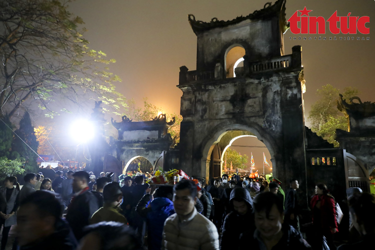 Sau nghi lễ khai ấn, người dân ùa vào đền Trần dâng hương lúc nửa đêm - Ảnh 7.