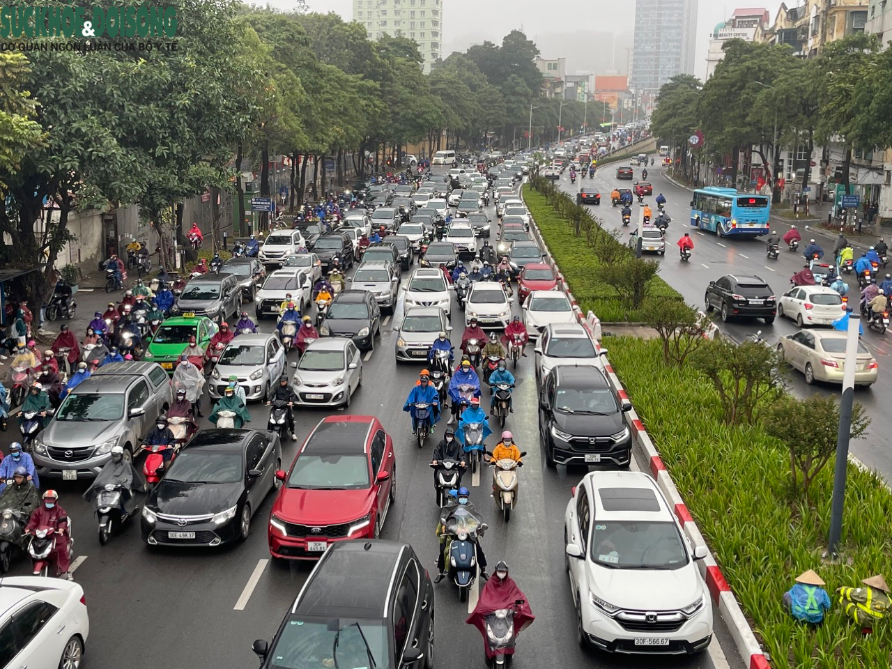 Mưa phùn đầu tuần, giao thông Hà Nội ùn tắc nghiêm trọng một số điểm - Ảnh 7.