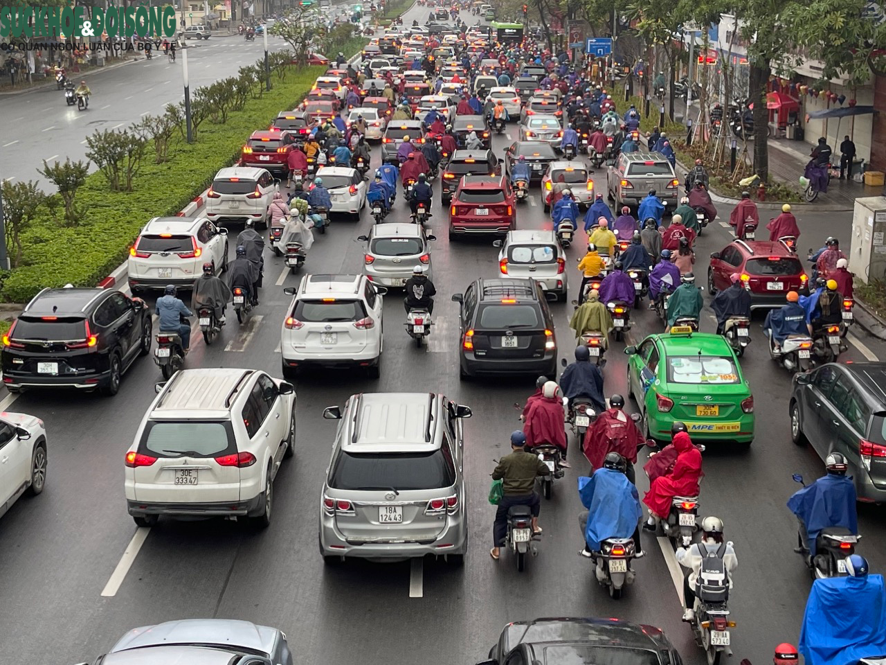 Mưa phùn đầu tuần, giao thông Hà Nội ùn tắc nghiêm trọng một số điểm - Ảnh 8.