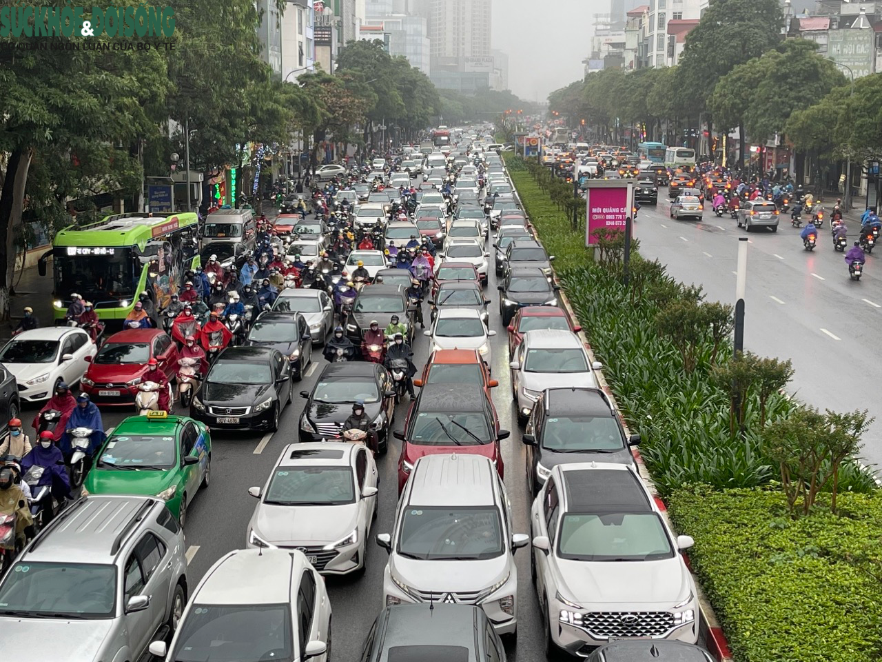 Mưa phùn đầu tuần, giao thông Hà Nội ùn tắc nghiêm trọng một số điểm - Ảnh 9.