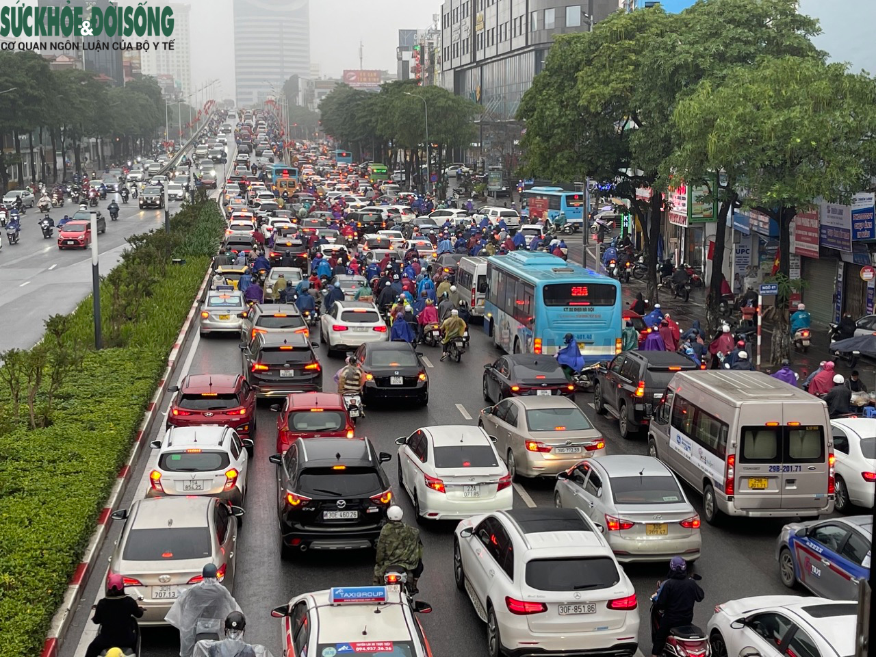 Mưa phùn đầu tuần, giao thông Hà Nội ùn tắc nghiêm trọng một số điểm - Ảnh 10.
