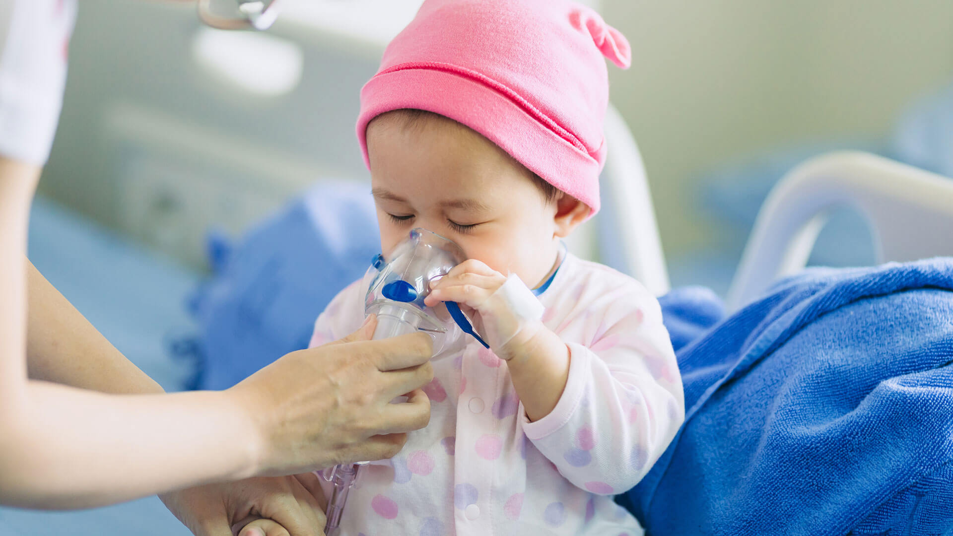 Trẻ mắc viêm phế quản phổi khi trời nồm ẩm: Đâu là cách trị? - Ảnh 4.