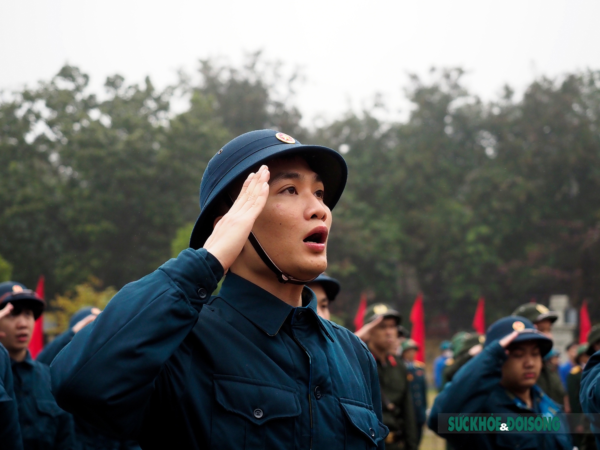 Tân binh Thủ đô bịn rịn chia tay người thân lên đường nhập ngũ - Ảnh 4.