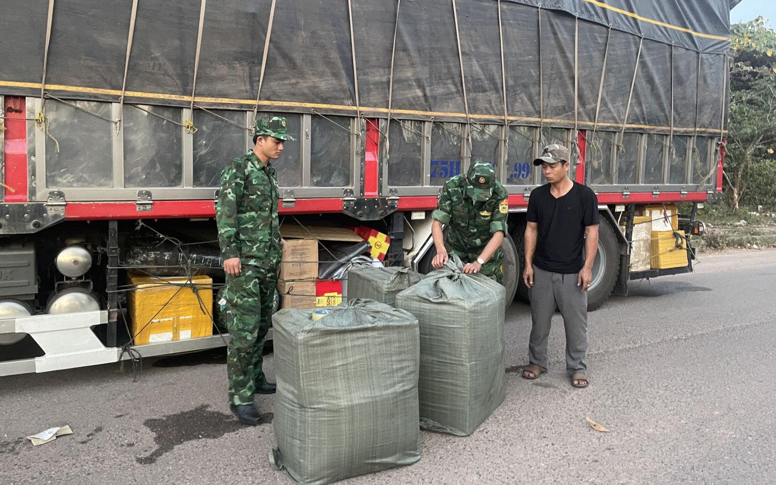 Bắt vụ vận chuyển gần 1 tấn nội tạng lợn bốc mùi hôi thối