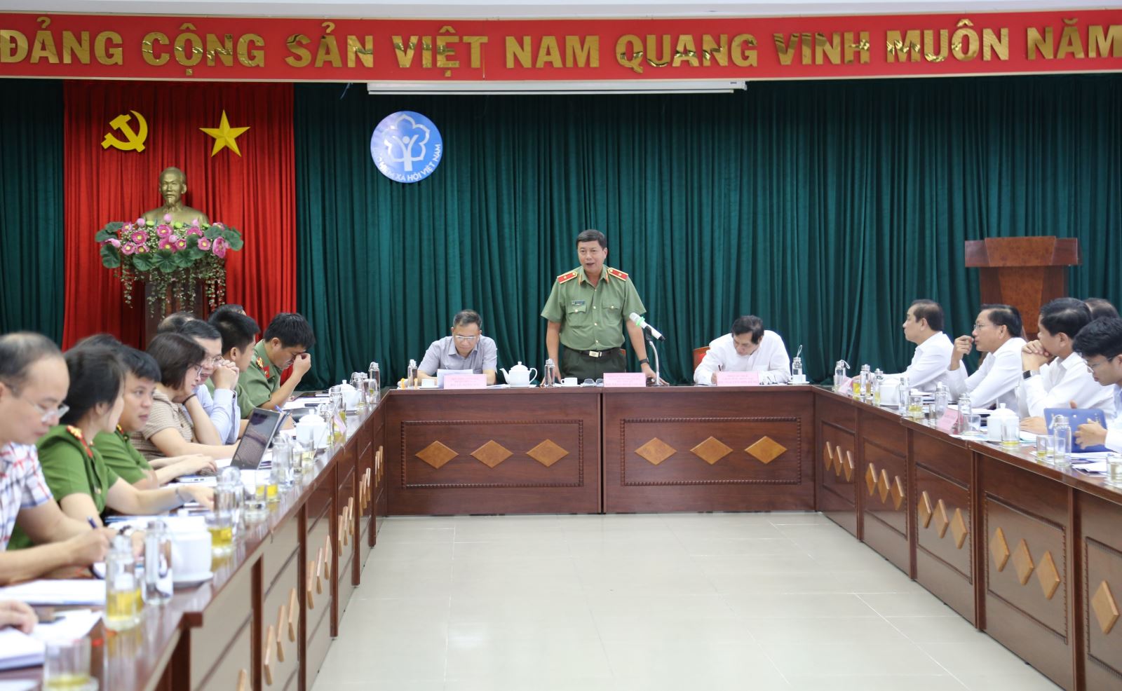 Thực hiện quy chế phối hợp giữa Bộ Công an và BHXH: Giải quyết kịp thời nhiều vấn đề nóng - Ảnh 1.