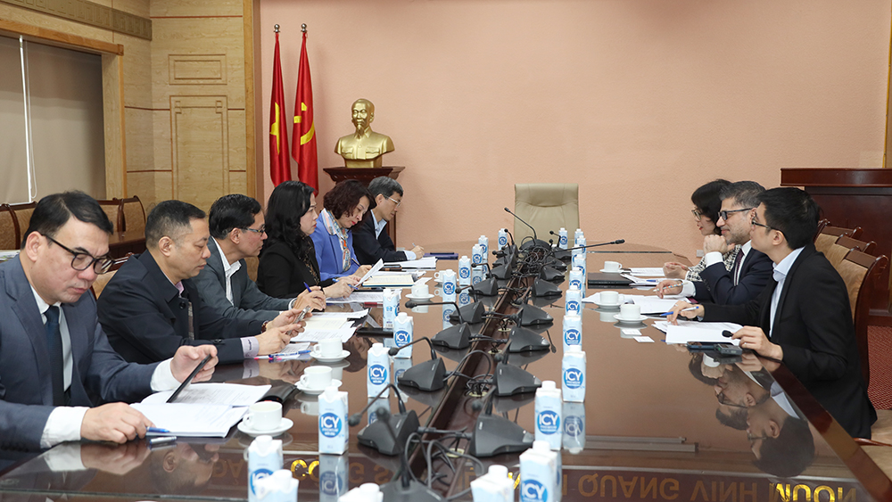 Bộ trưởng Đào Hồng Lan tiếp Chủ tịch kiêm Tổng Giám đốc AstraZeneca Việt Nam - Ảnh 2.