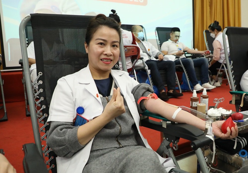 Hàng trăm thầy thuốc hiến máu tình nguyện vì sức khỏe bà mẹ và trẻ sơ sinh - Ảnh 6.