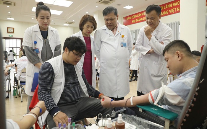 Hàng trăm thầy thuốc hiến máu tình nguyện vì sức khỏe bà mẹ và trẻ sơ sinh