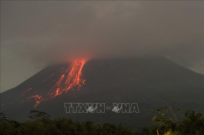 Indonesia: Núi lửa Merapi 'thức giấc', cột tro bụi cao tới 7 km - Ảnh 1.