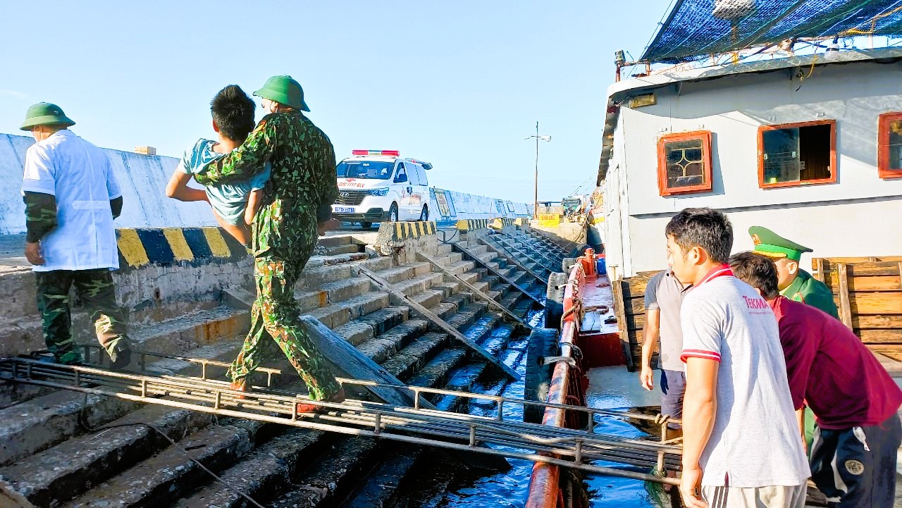 Y tế Bạch Long Vĩ, Hải Phòng: Vượt khó, cứu người bệnh nơi trùng khơi - Ảnh 11.